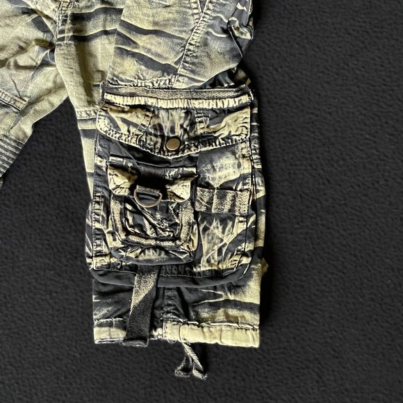 Men's Black and Olive Cargo Shorts, NWT - Picture 3 of 4